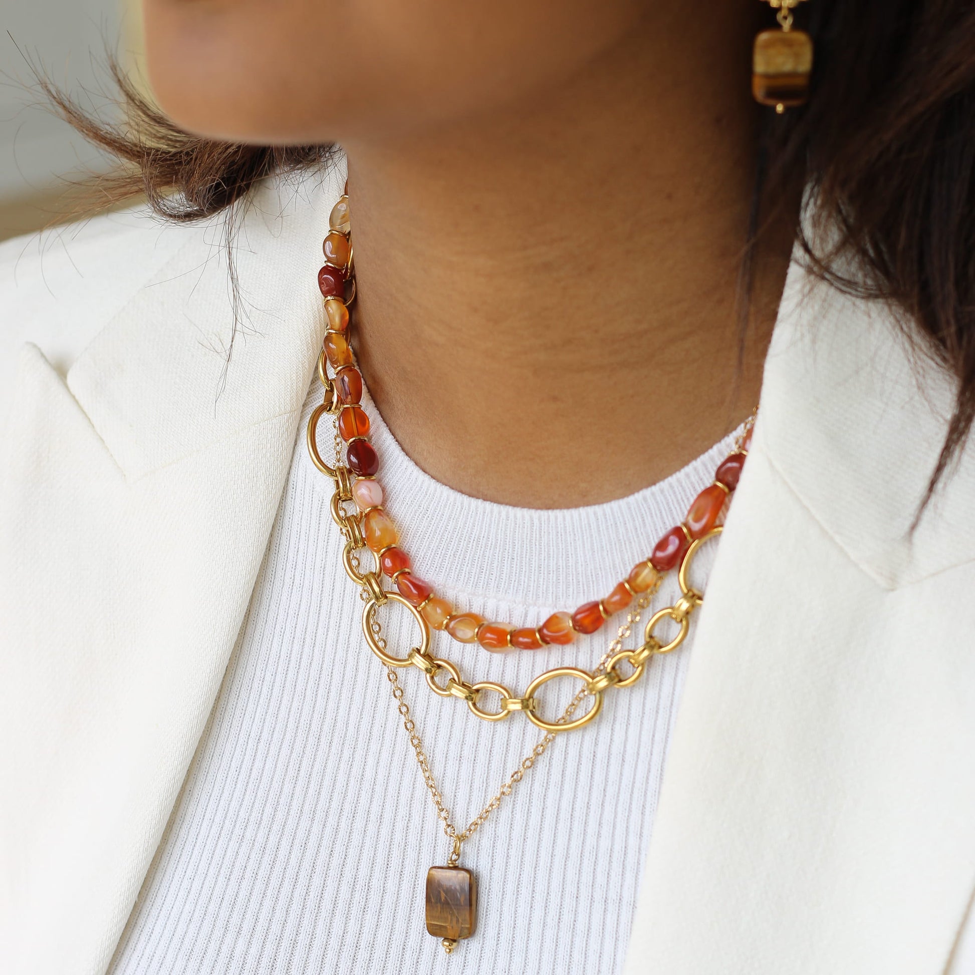 Collier Œil de Tigre chaîne striée, gros plan sur la pierre, bijou femme pierres naturelles Mahny.