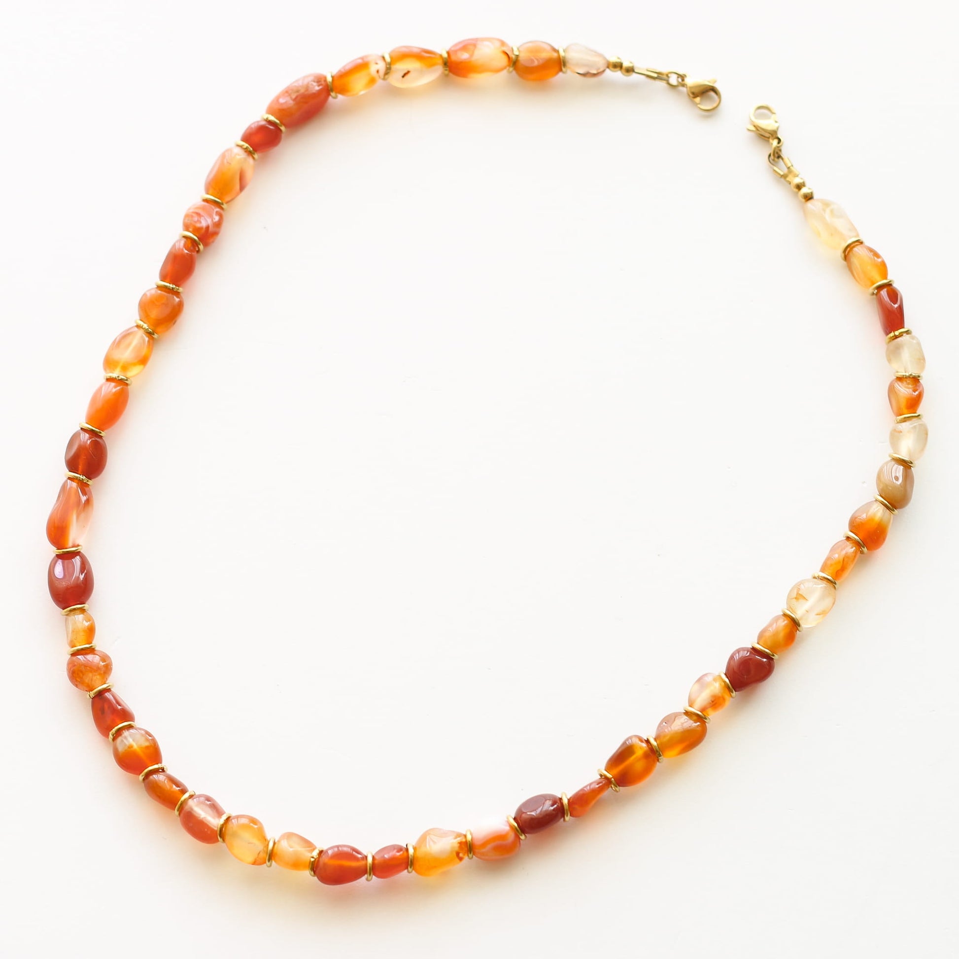 Collier chaîne Cornaline modulable, vue de profil, Mahny bijoux pierre fine.