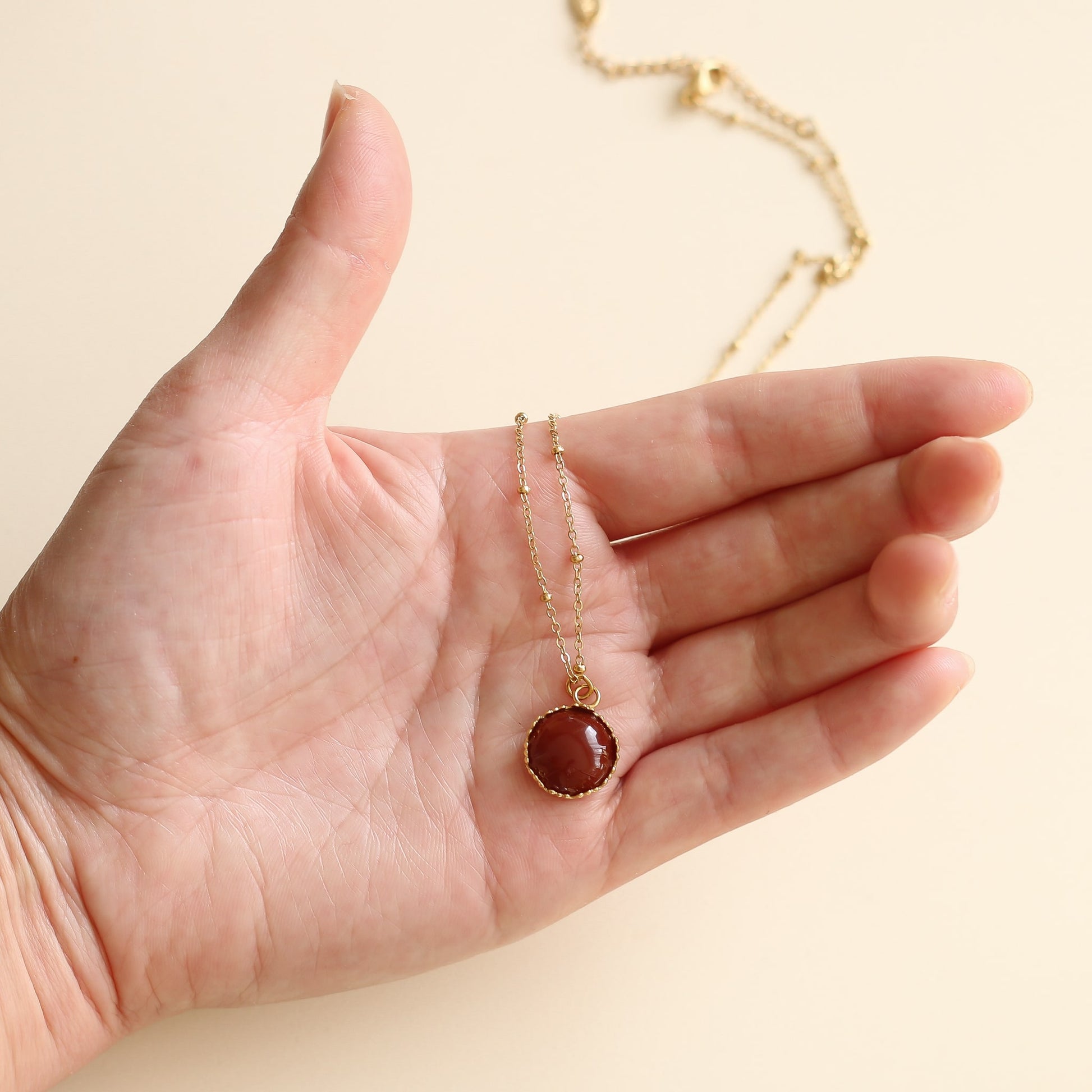 le collier à offrir à une femme tendance, pierre naturelle rouge et chaine dorée fine