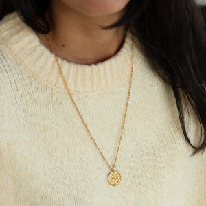 collier monté à la main avec une chaine fine et un médaillon