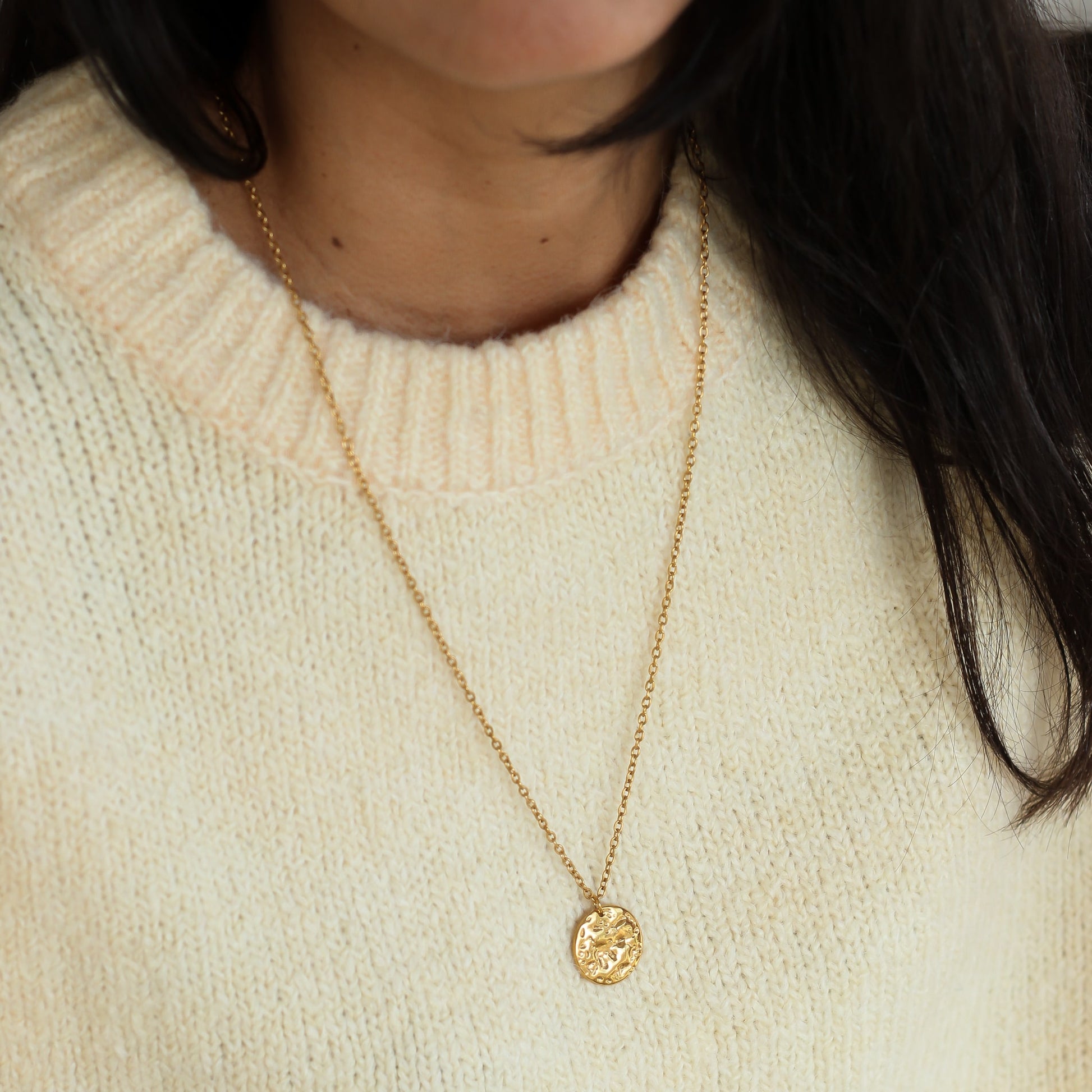 collier monté à la main avec une chaine fine et un médaillon