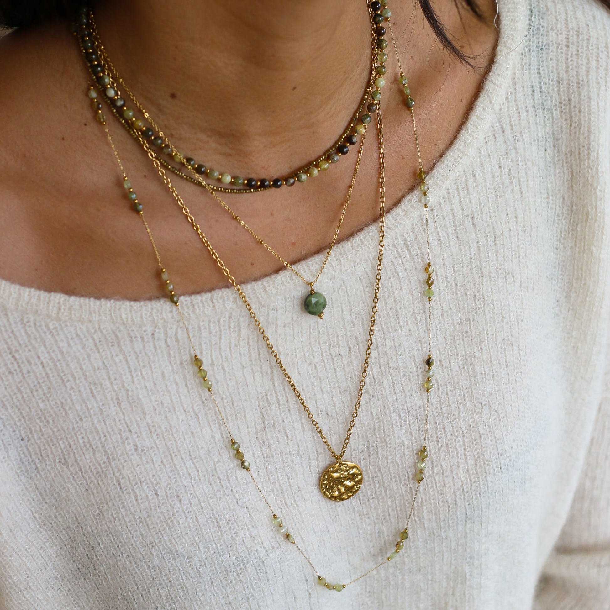 Sautoir avec son pendentif martelé en or à offrir à une femme trendy 