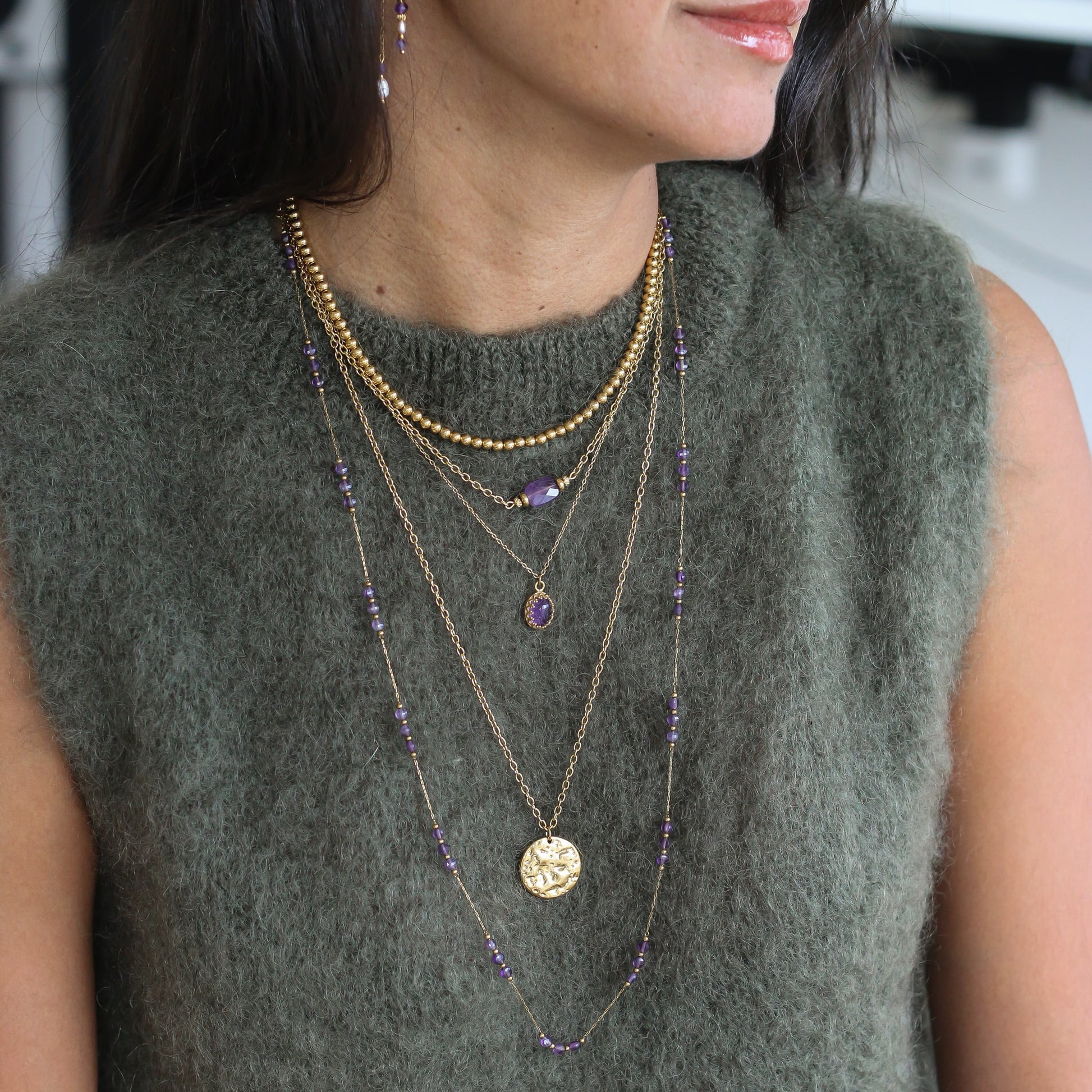 collier en chaine fine avec un médaillon martelé en acier inoxydable