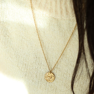 Sautoir médaillon martelé doré en acier inoxydable