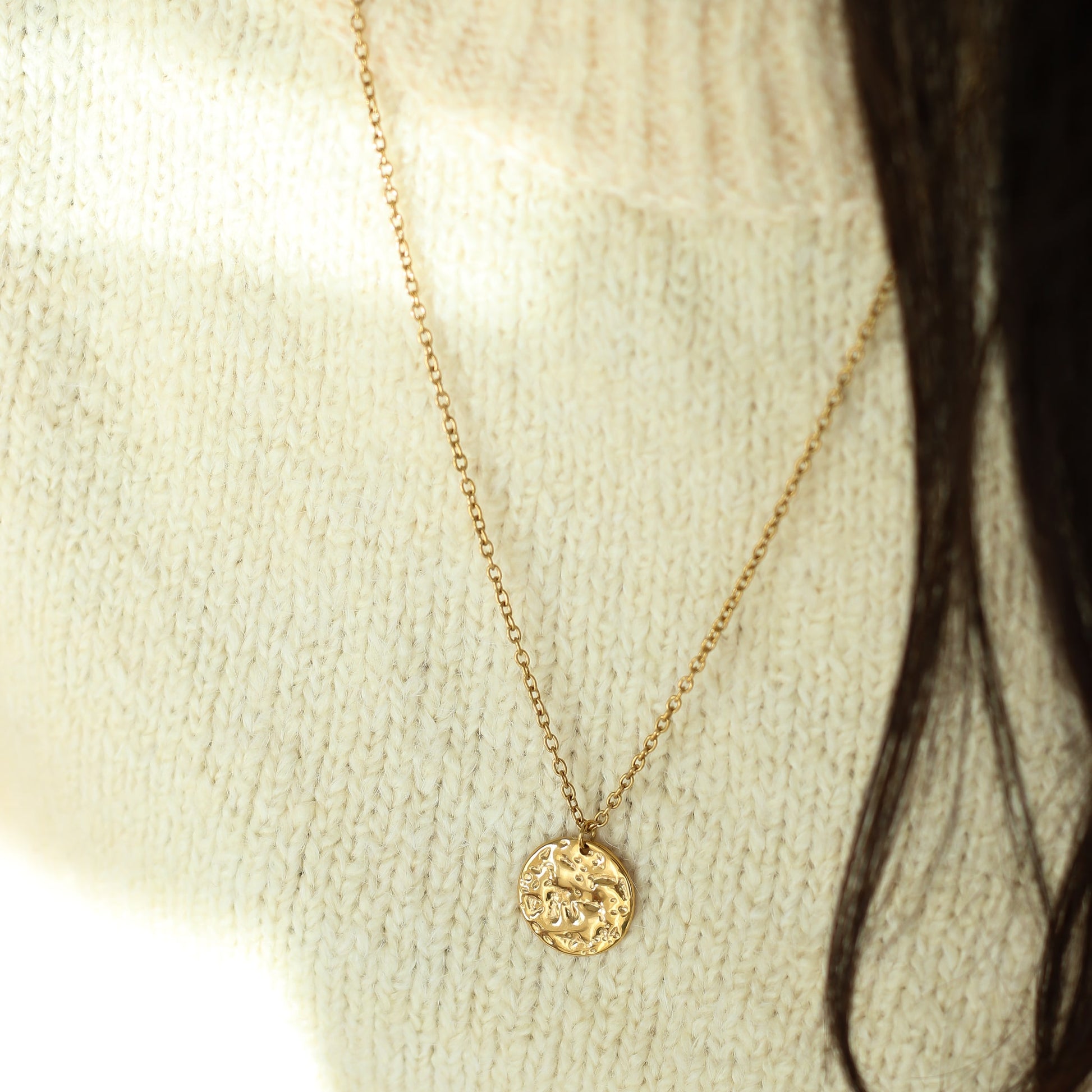 Sautoir médaillon martelé doré en acier inoxydable