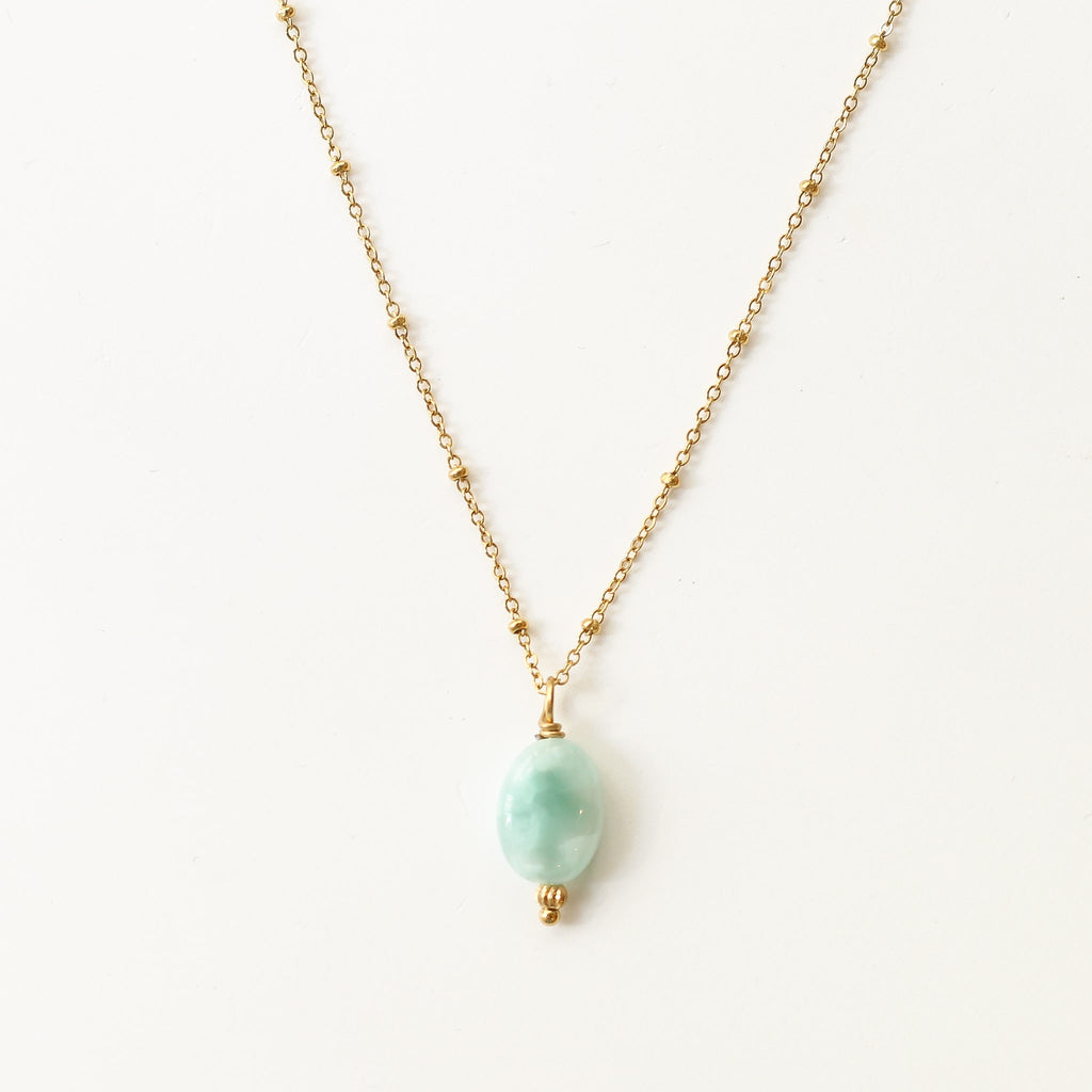 collier doré angélite vert pastel pierre