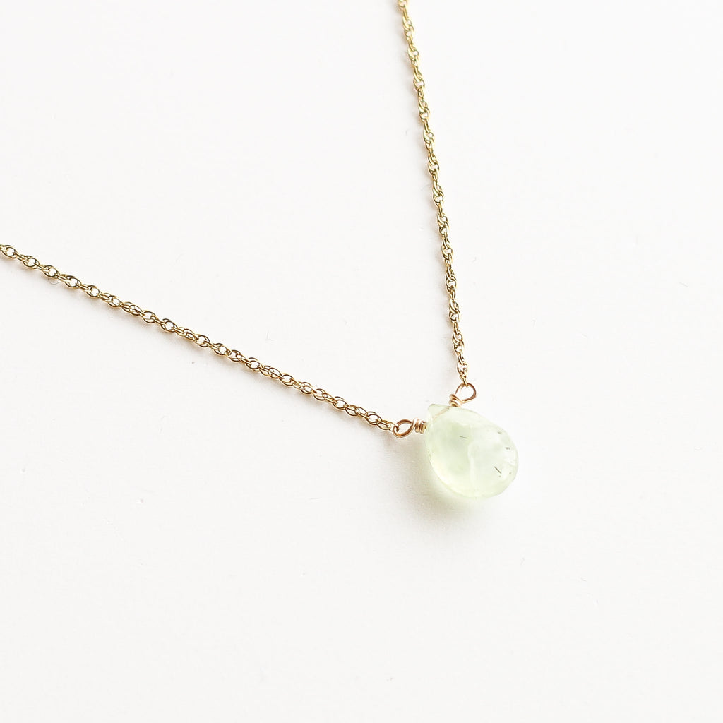pendentif doré pierre verte goutte