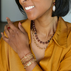 Collier Billie en Grenat orangé à porter en layering avec des chaines dorées