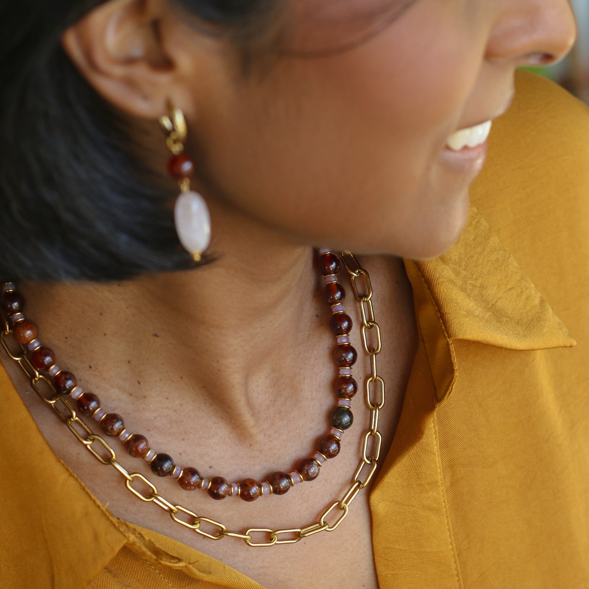 le collier pour un look trendy, perles de Grenat orangé et perles roses aux détails dorés