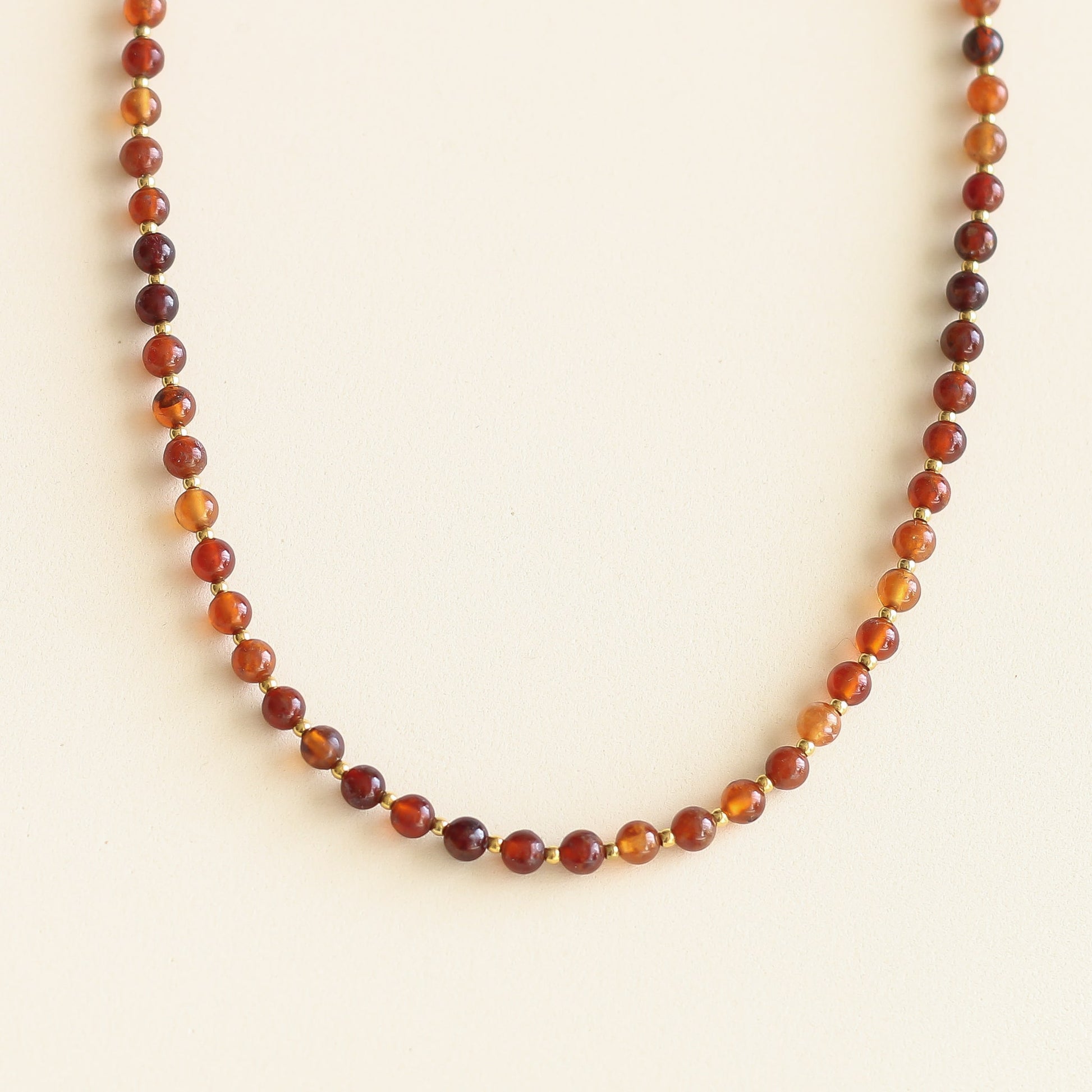 collier fin en perles de Grenat orangé et détails dorés en acier inoxydable