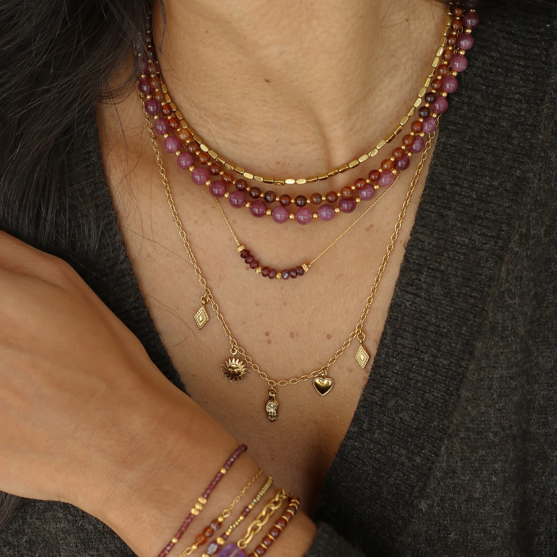 le Collier Billie en Grenat orangé, le cadeau pour une maman 