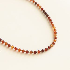 collier fin en perles de Grenat orangé at détails dorés