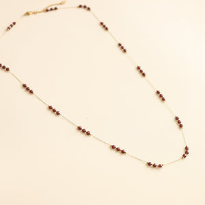 Sautoir en Grenat aux teintes rouges assemblé à la main avec sa chaine durable