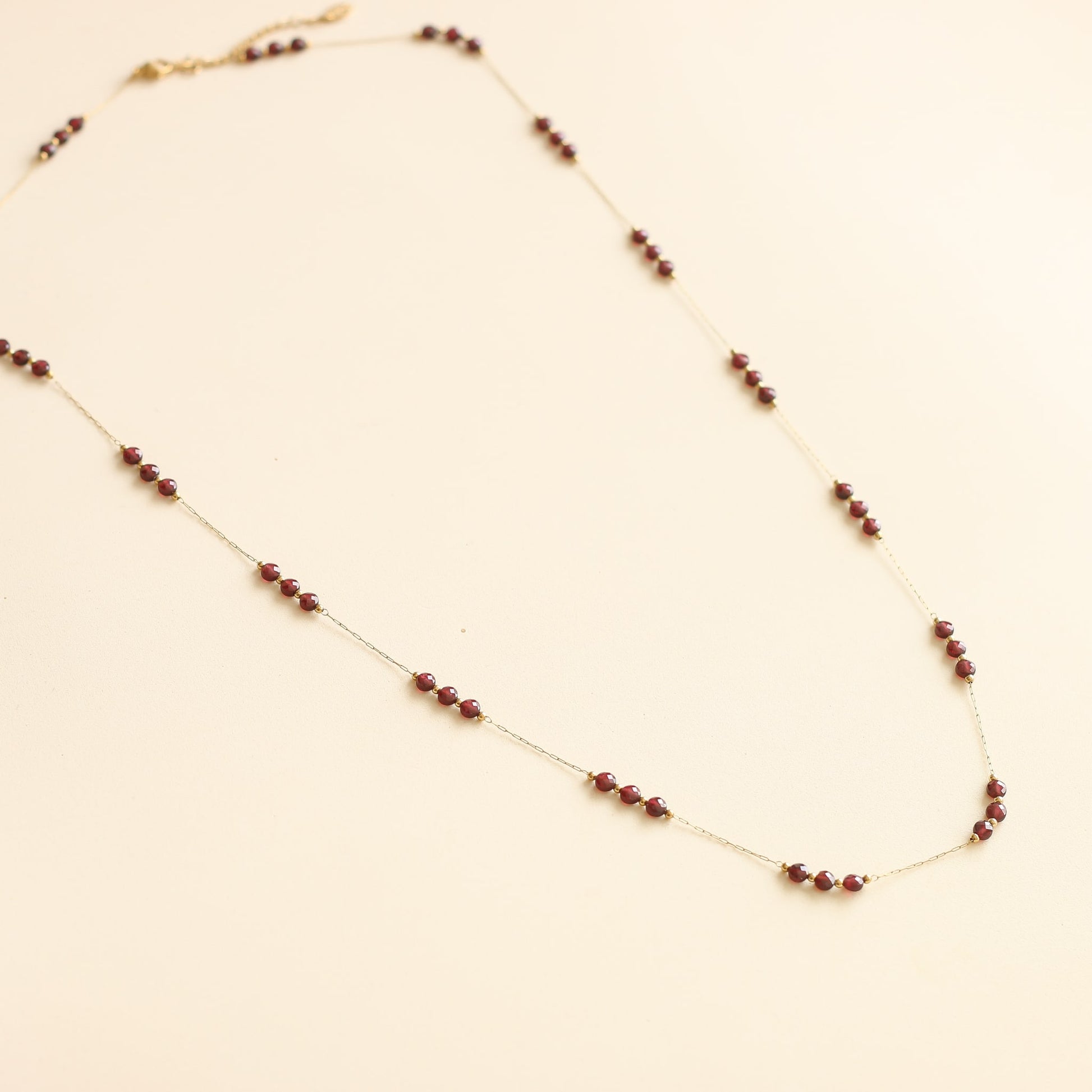 Sautoir en Grenat aux teintes rouges assemblé à la main avec sa chaine durable