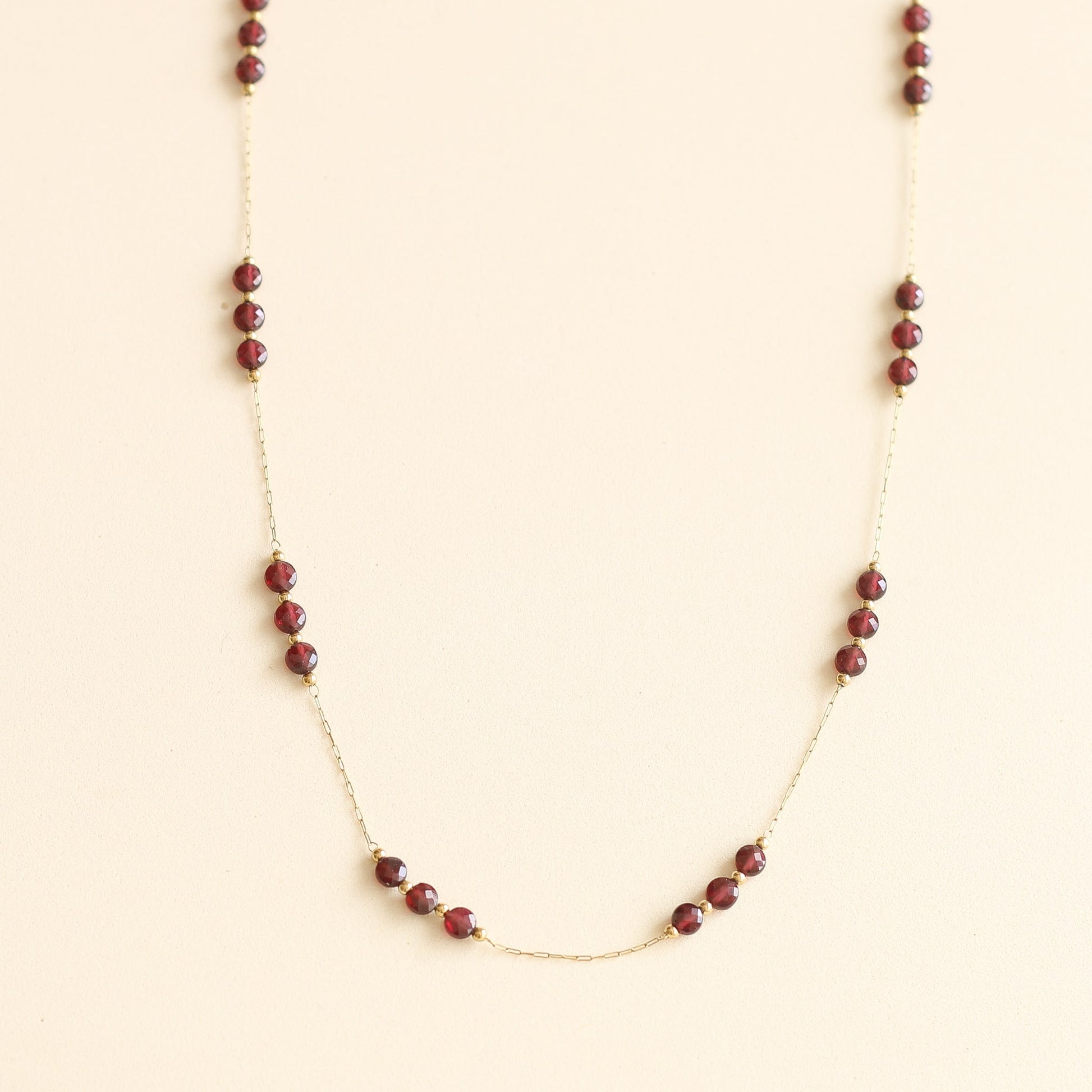 collier sautoir en Grenat tendance, perles rouges et chaine dorée