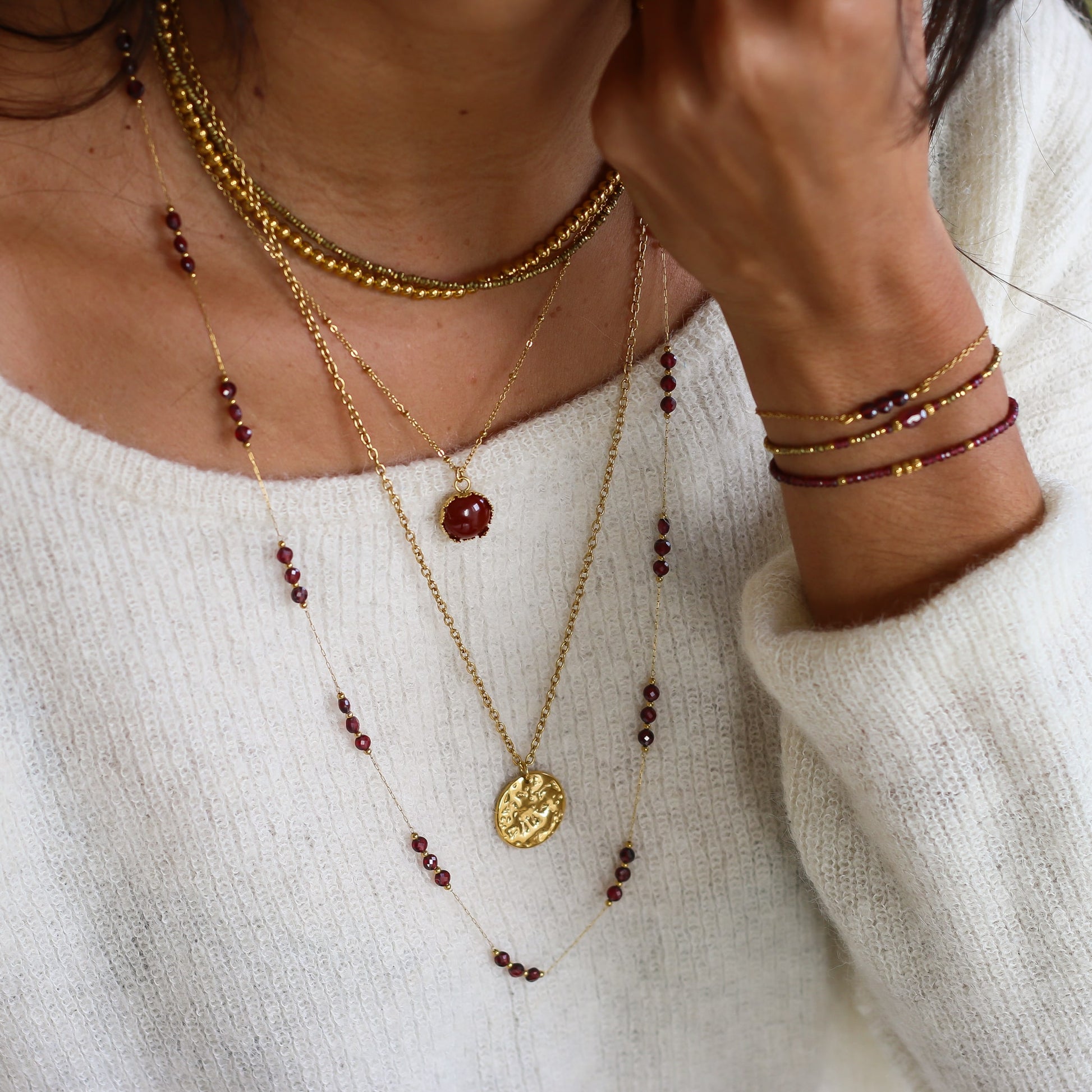 collier en chaine dorée et perles de Grenat fait à la main en France