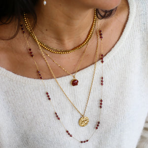 le cadeau parfait pour un anniversaire, chaine dorée et perles rouges de pierres naturelles