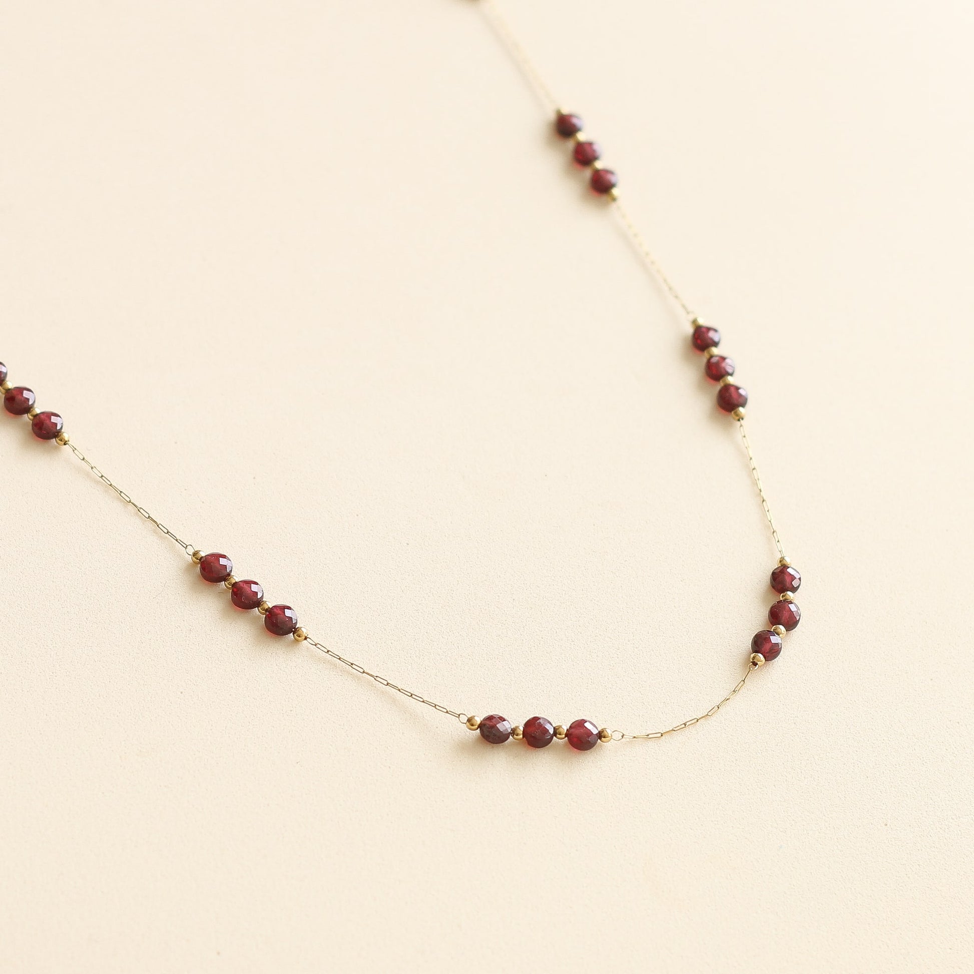 Sautoir en Grenat sur une chaine en acier inoxydable résistant 