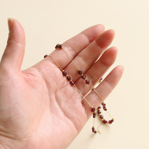 le sautoir en Grenat rouge orangé avec une chaine dorée en acier inoxydable