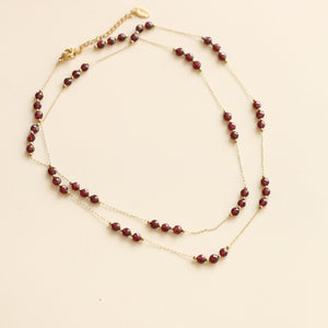 le collier pour la fête des mères, chaine dorée et perles de Grenat rouge