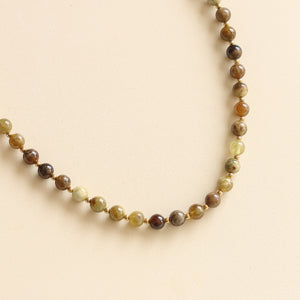 Collier Billie en Grenat vert, le collier simple mais essentiel pour vos outfit