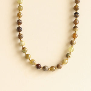 Collier Billie en Grenat vert, aux teintes vertes tendances pour des ootd printaniers 