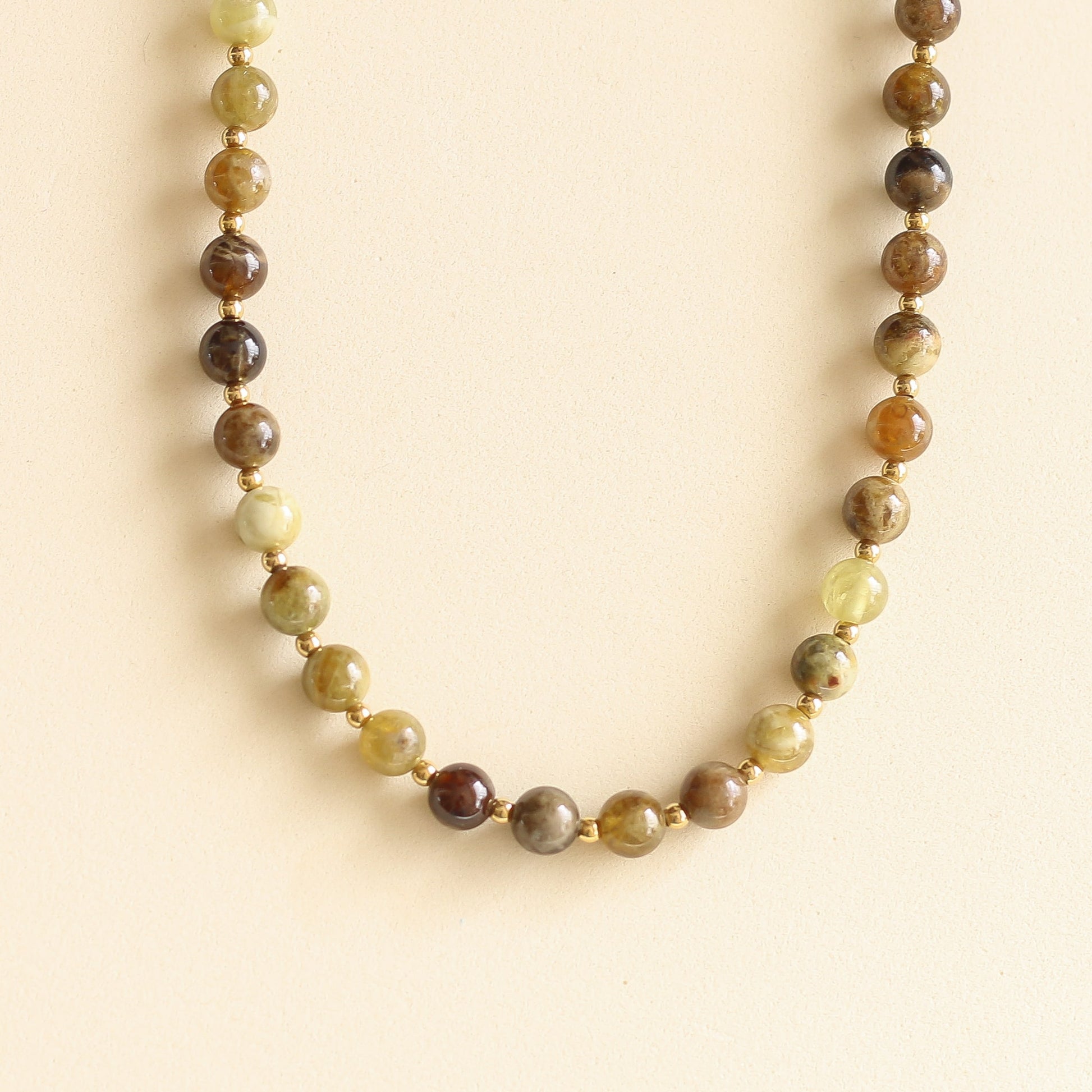 Collier Billie en Grenat vert, aux teintes vertes tendances pour des ootd printaniers 