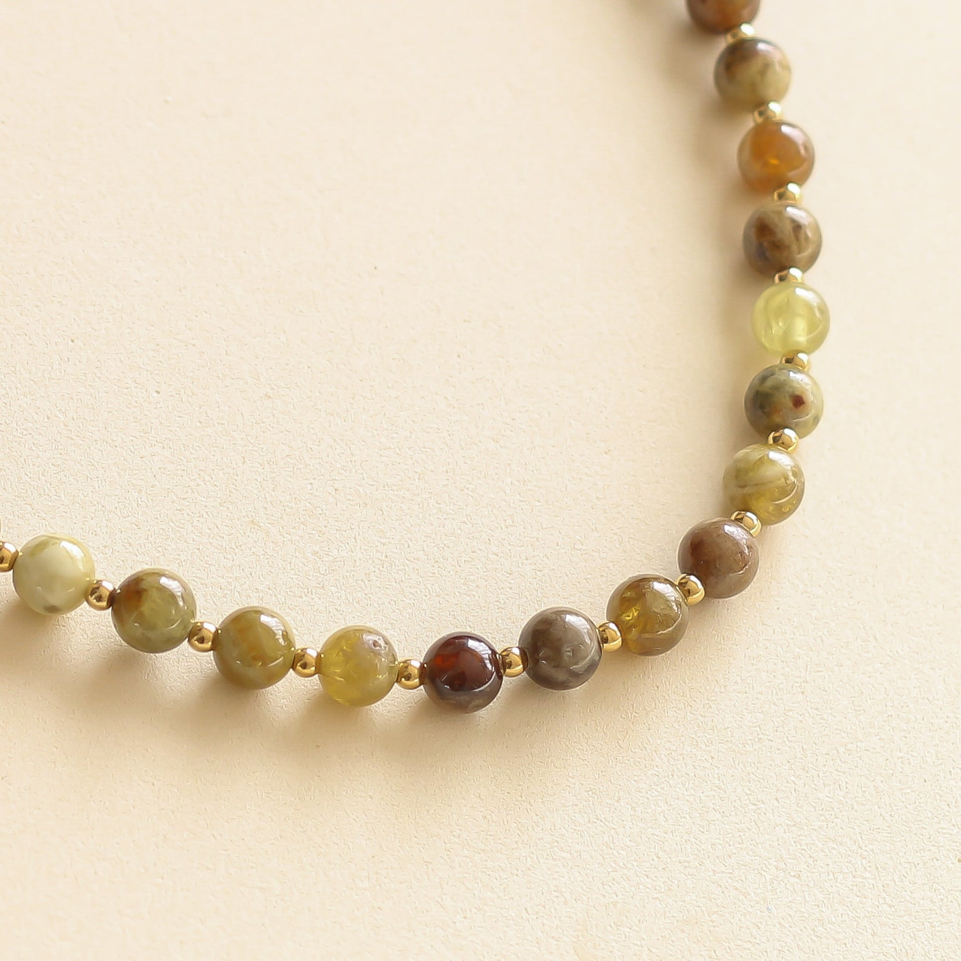 Collier Billie en Grenat vert avec des perles dorées en acier inoxydable 