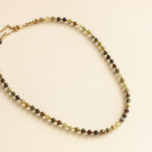 le Collier Billie, le bijou essentiel pour vos looks, pierres naturelles vertes