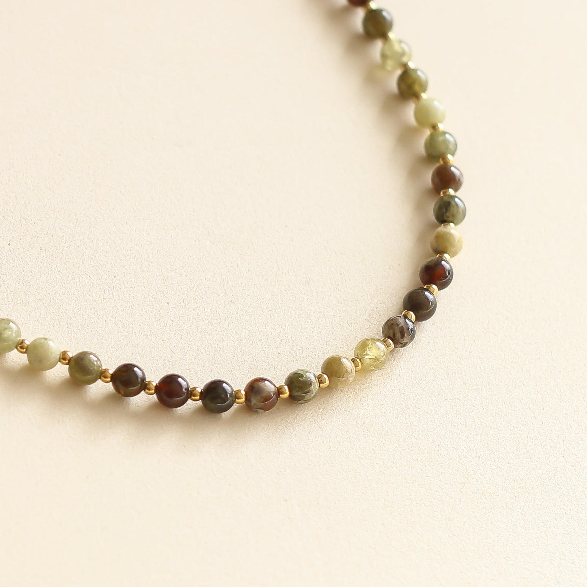 collier fin en perles de Grenat vert et perles dorées 