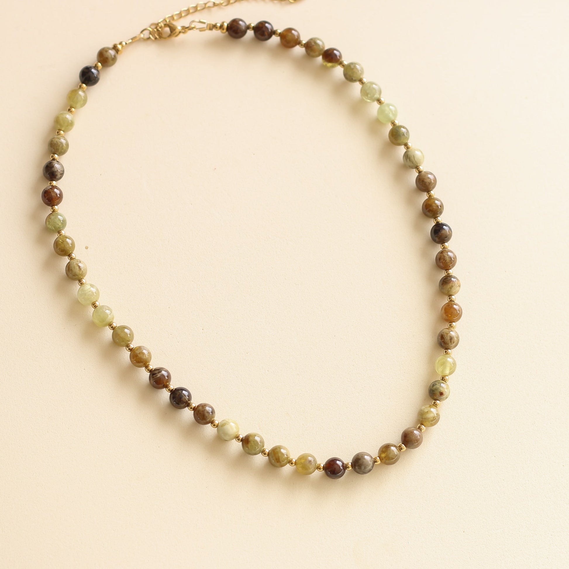 le collier parfait à offrir à une femme tendance pour ses looks du printemps