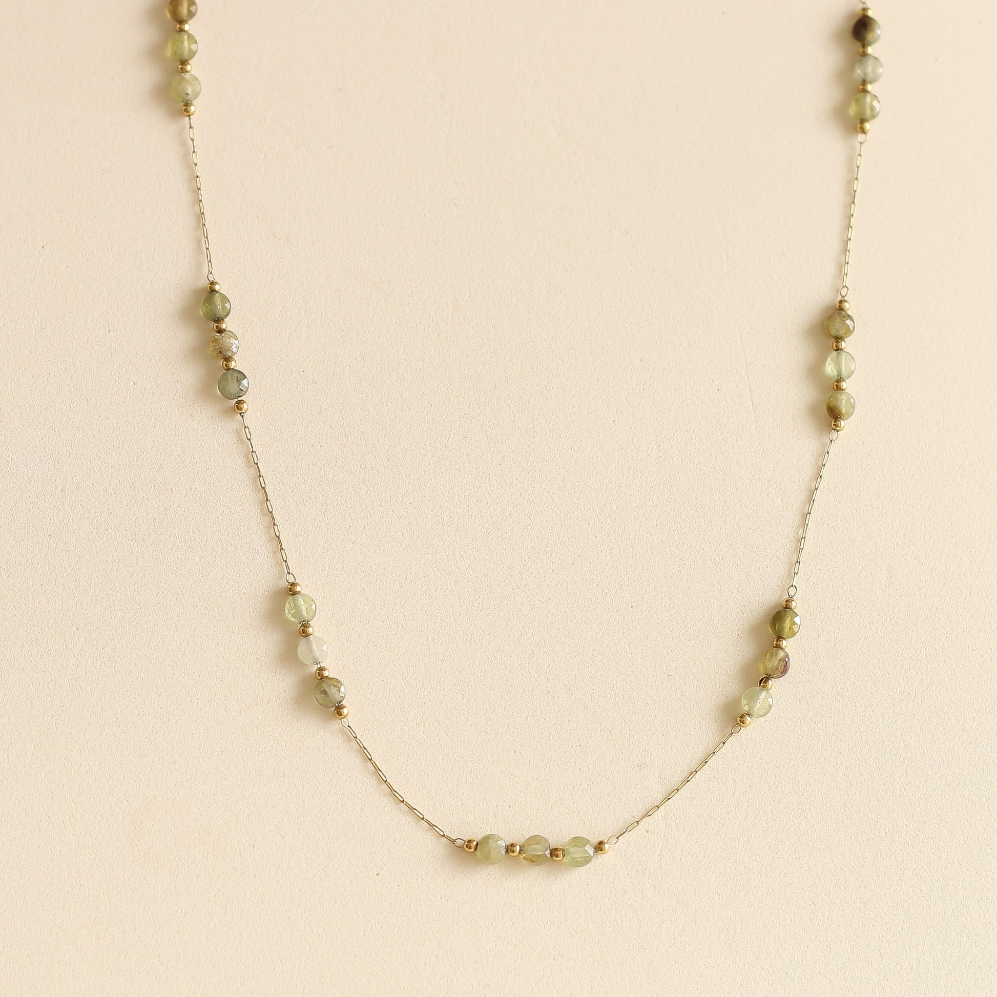 collier sautoir en Grenat vert et chaine dorée 