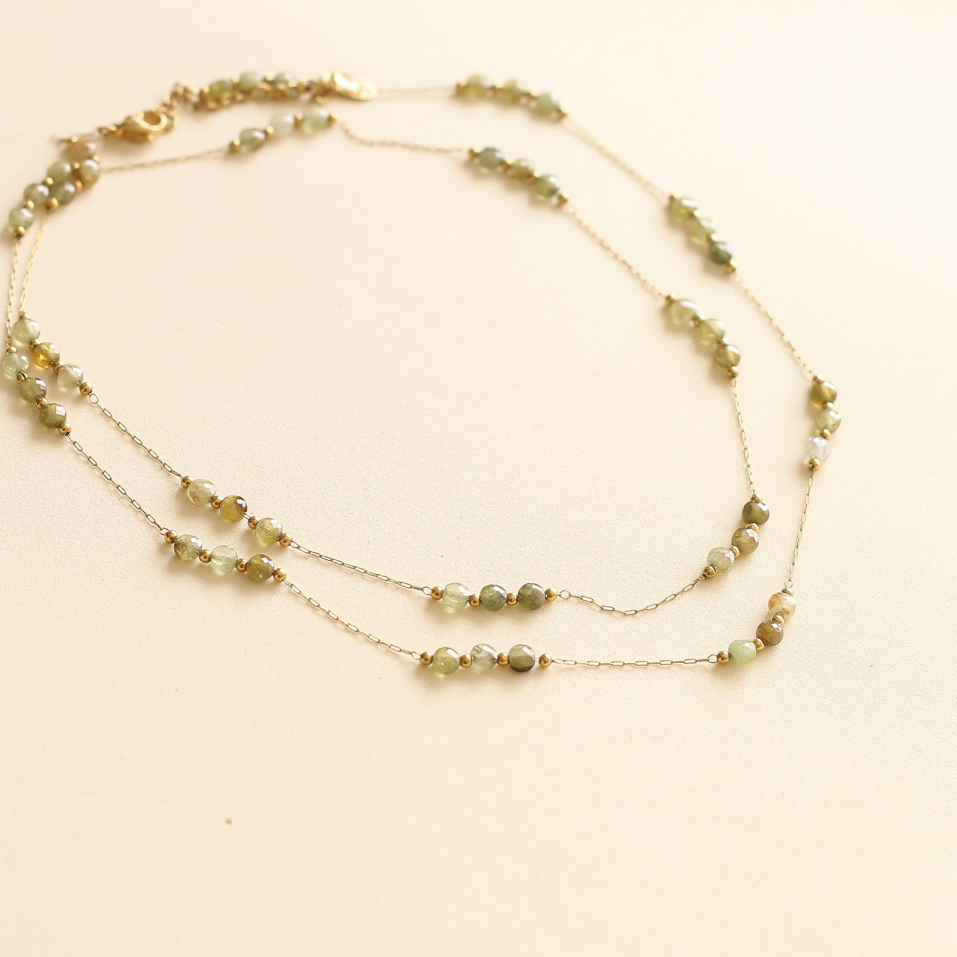 le collier parfait pour votre femme, un sautoir en Grenat vert subtil