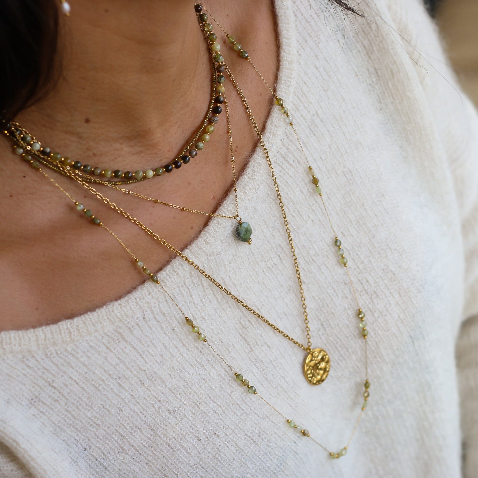 collier sautoir en Grenat et chaine dorée parfait pour du layering