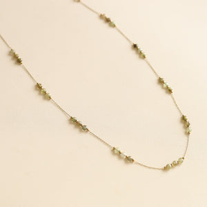 collier sautoir en chaine dorée et perles de Grenat aux teintes vertes