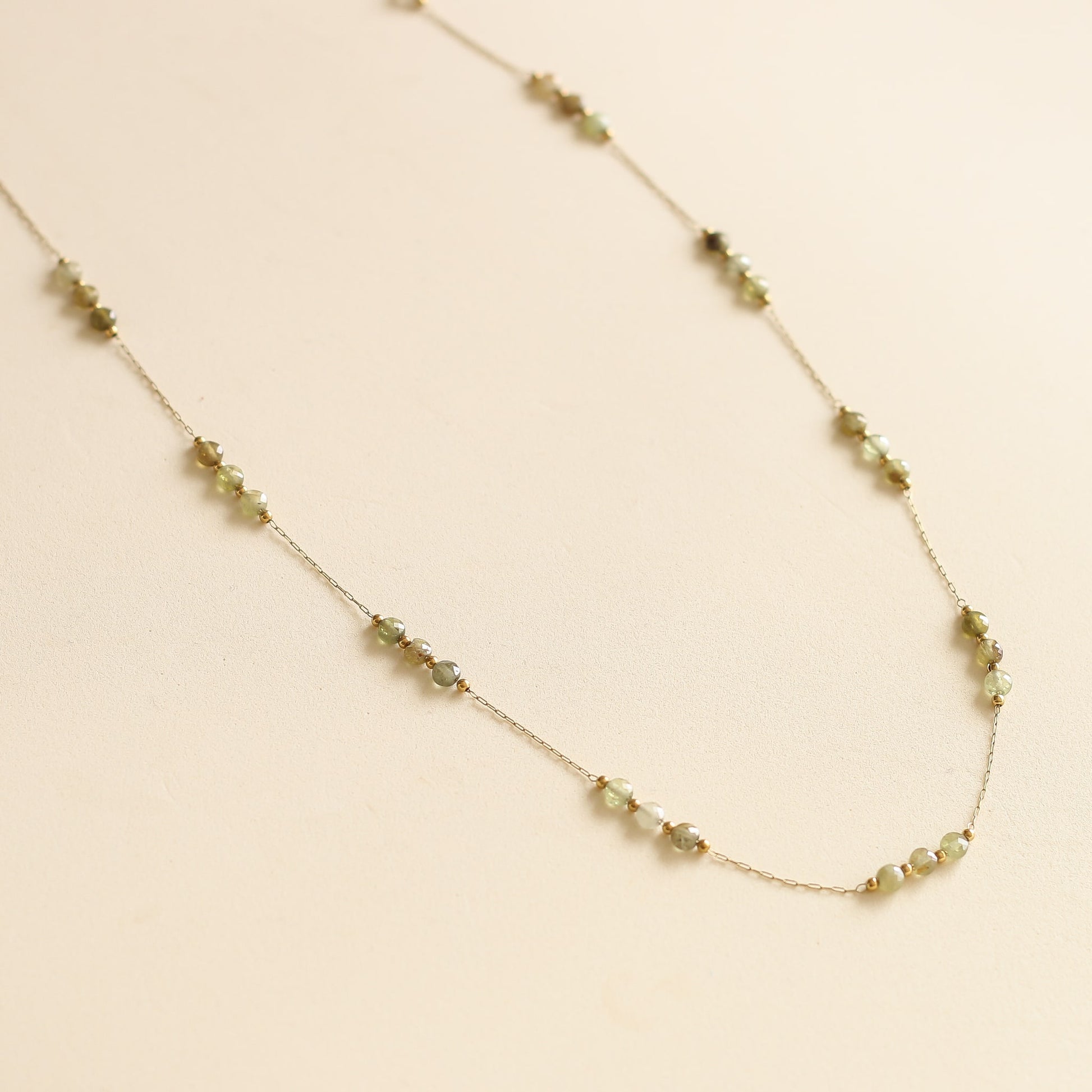 collier sautoir en chaine dorée et perles de Grenat aux teintes vertes