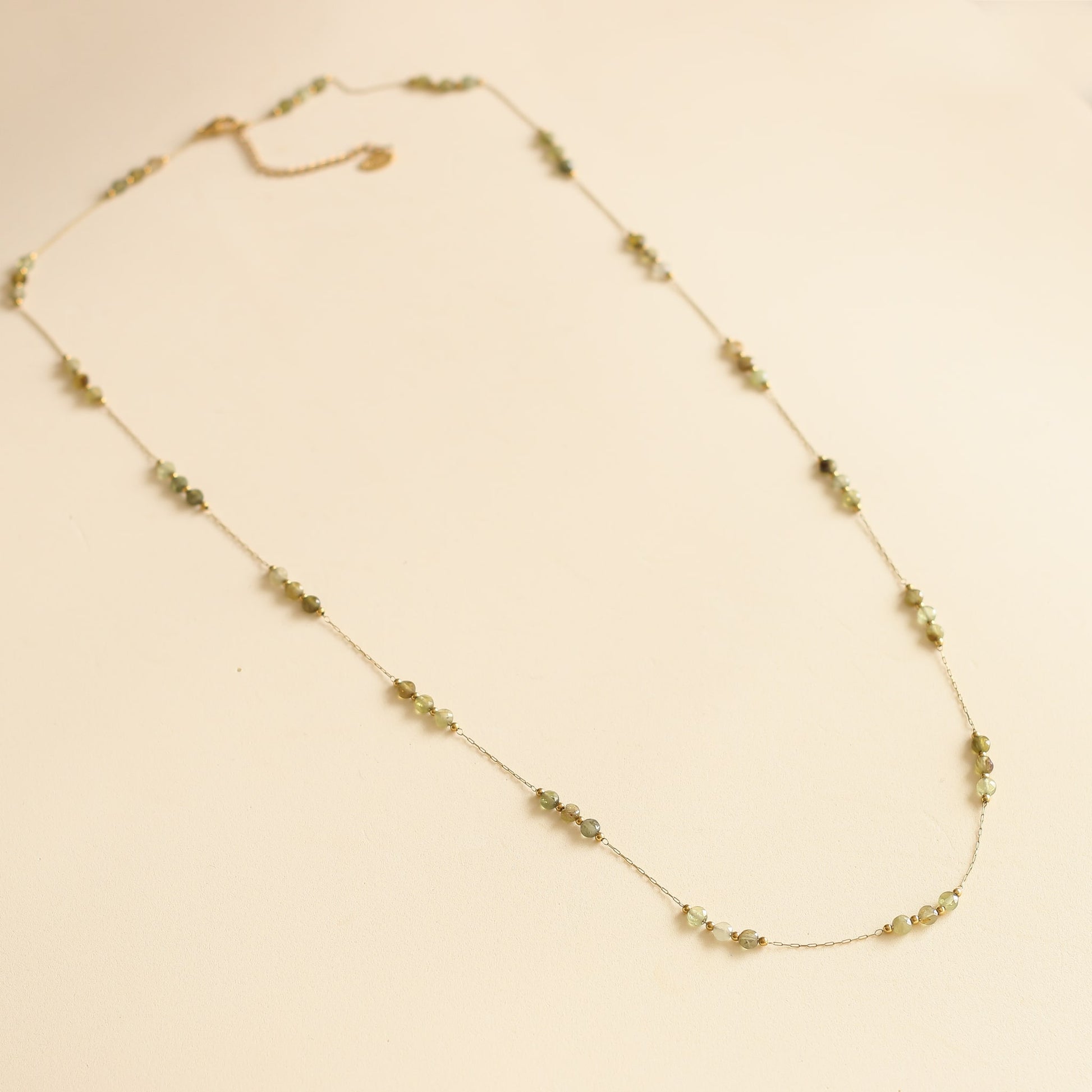 collier sautoir en Grenat vert sélectionné pour son éclat