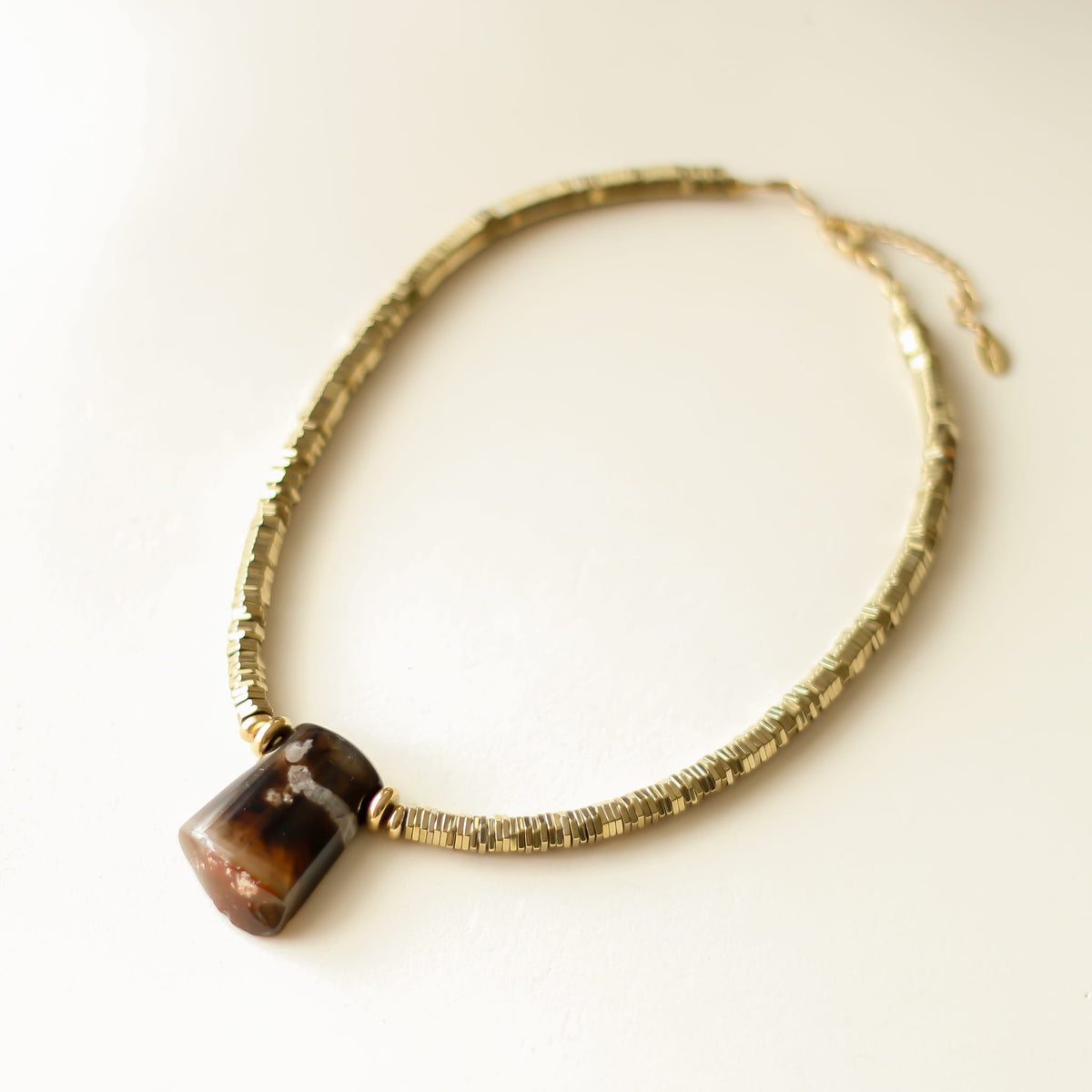 Collier Agate Fleur noire et Hématite dorée