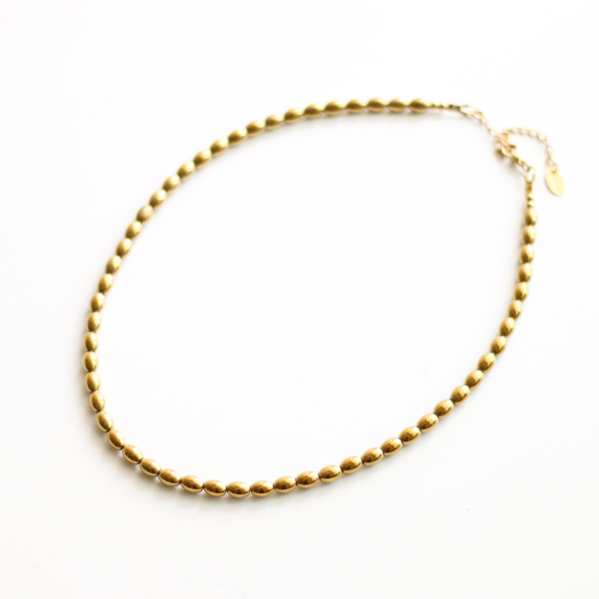 Collier en hématite dorée, acier inoxydable doré.