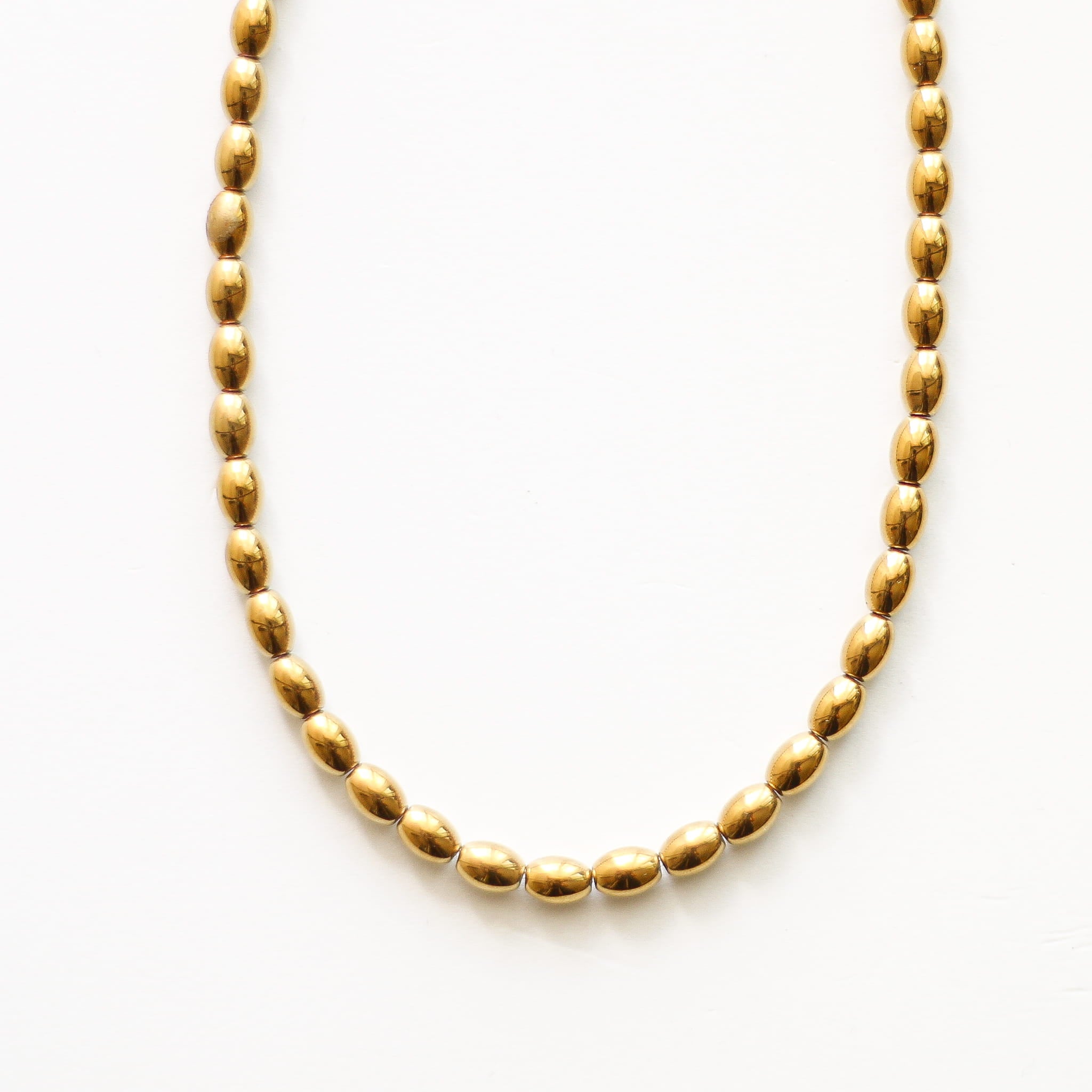 Collier en hématite dorée, acier inoxydable doré.