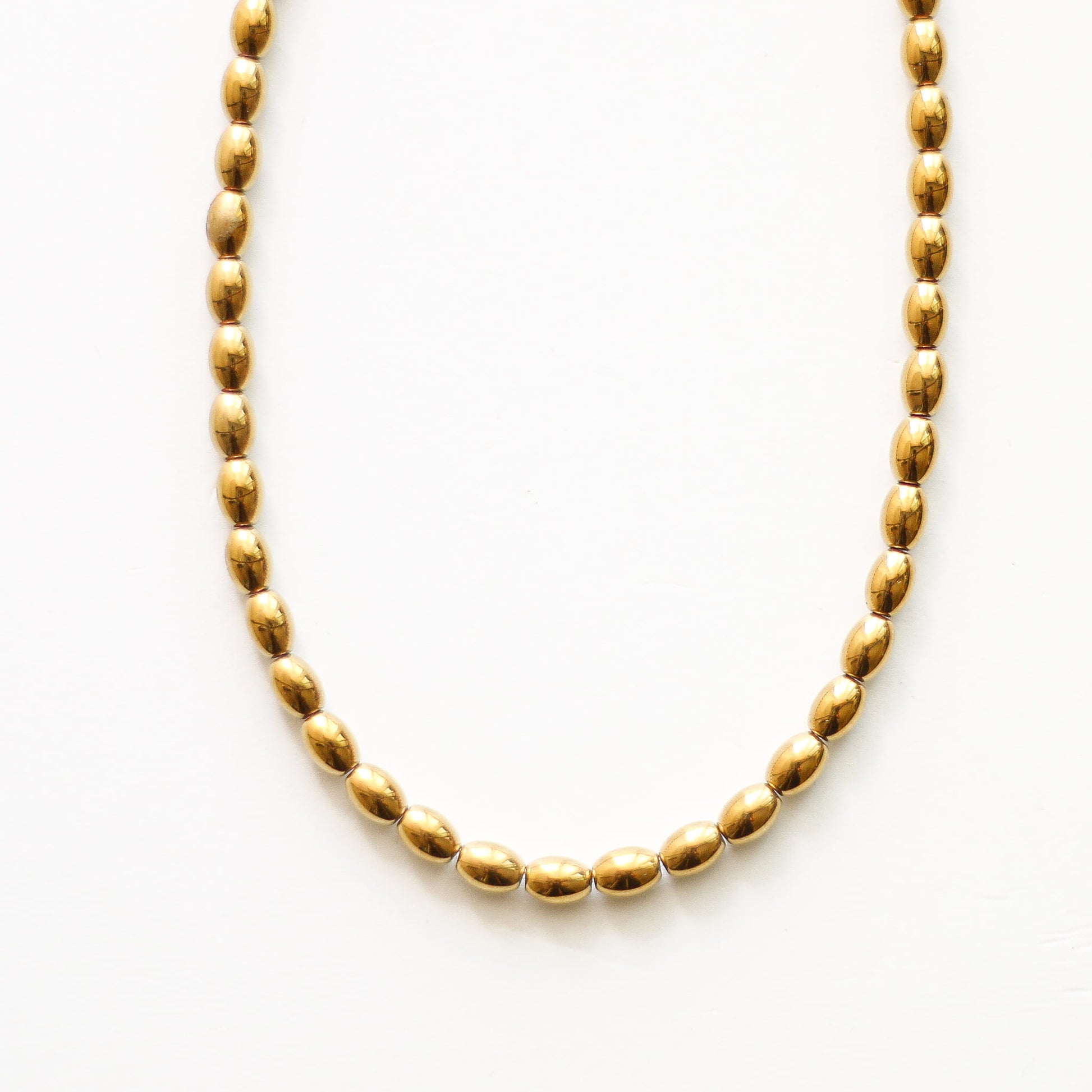 Collier en hématite dorée, acier inoxydable doré.
