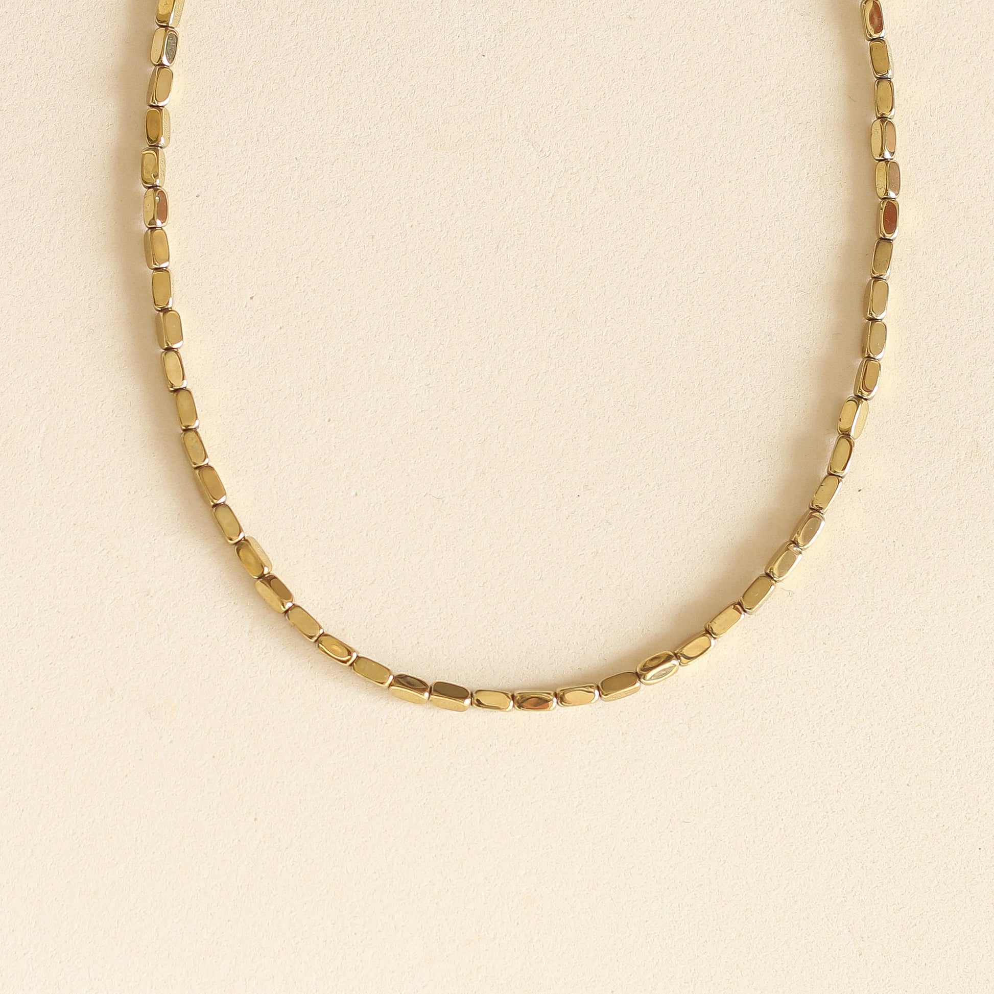 Collier en perles d’hématite dorées rectangulaires, bijou fait main