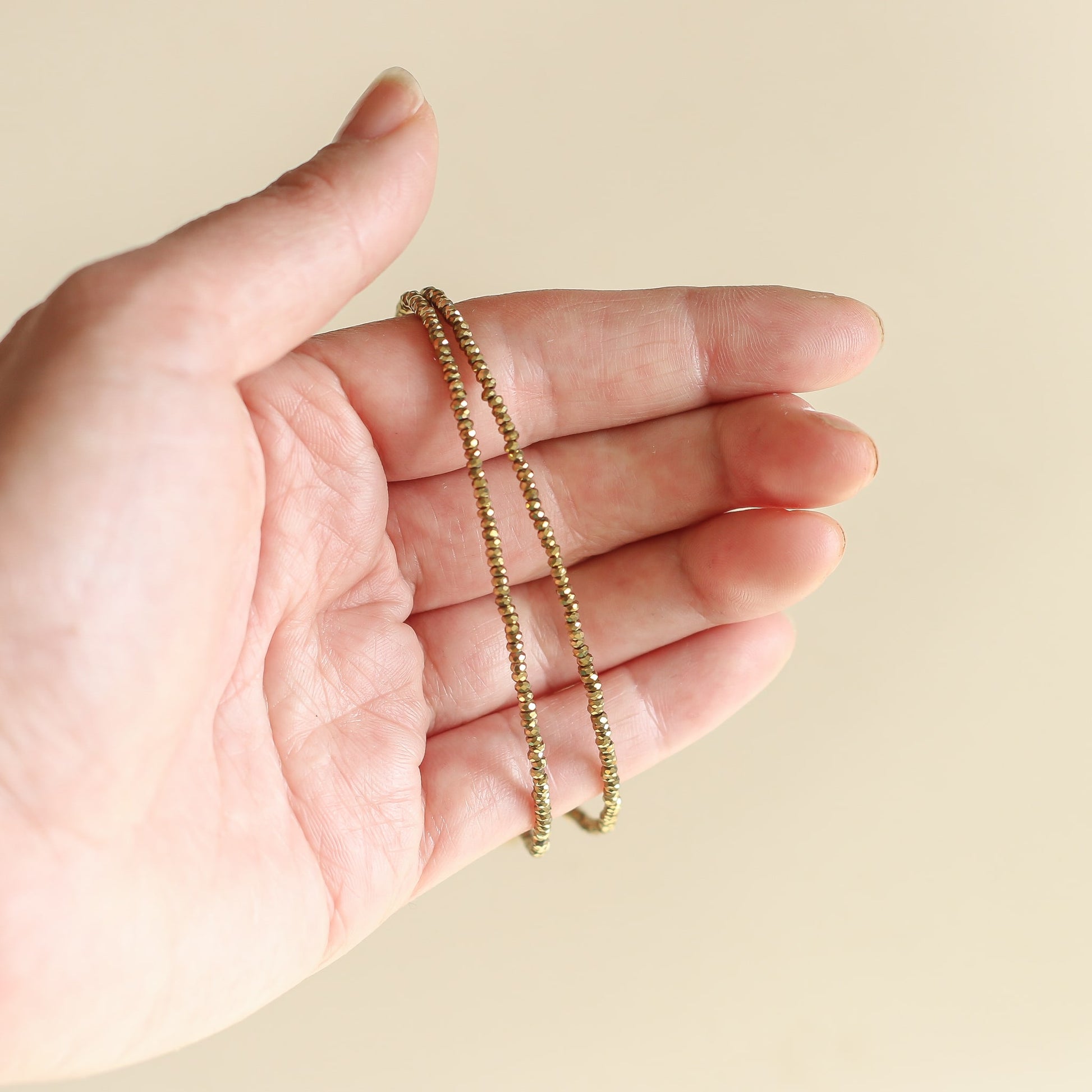 Collier fin Hématite en perles facettée au style minimaliste