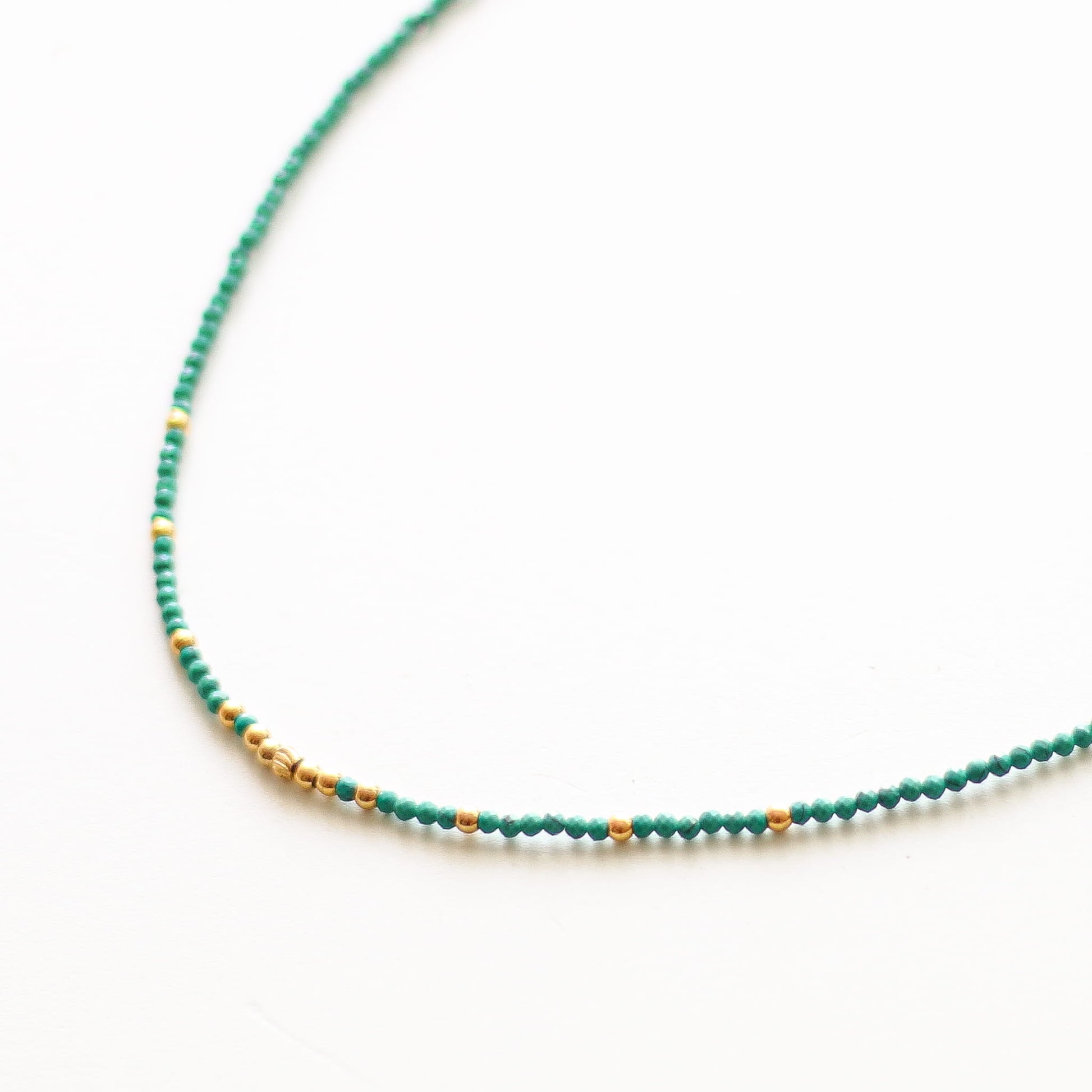 Collier en howlite, hypoallergénique.