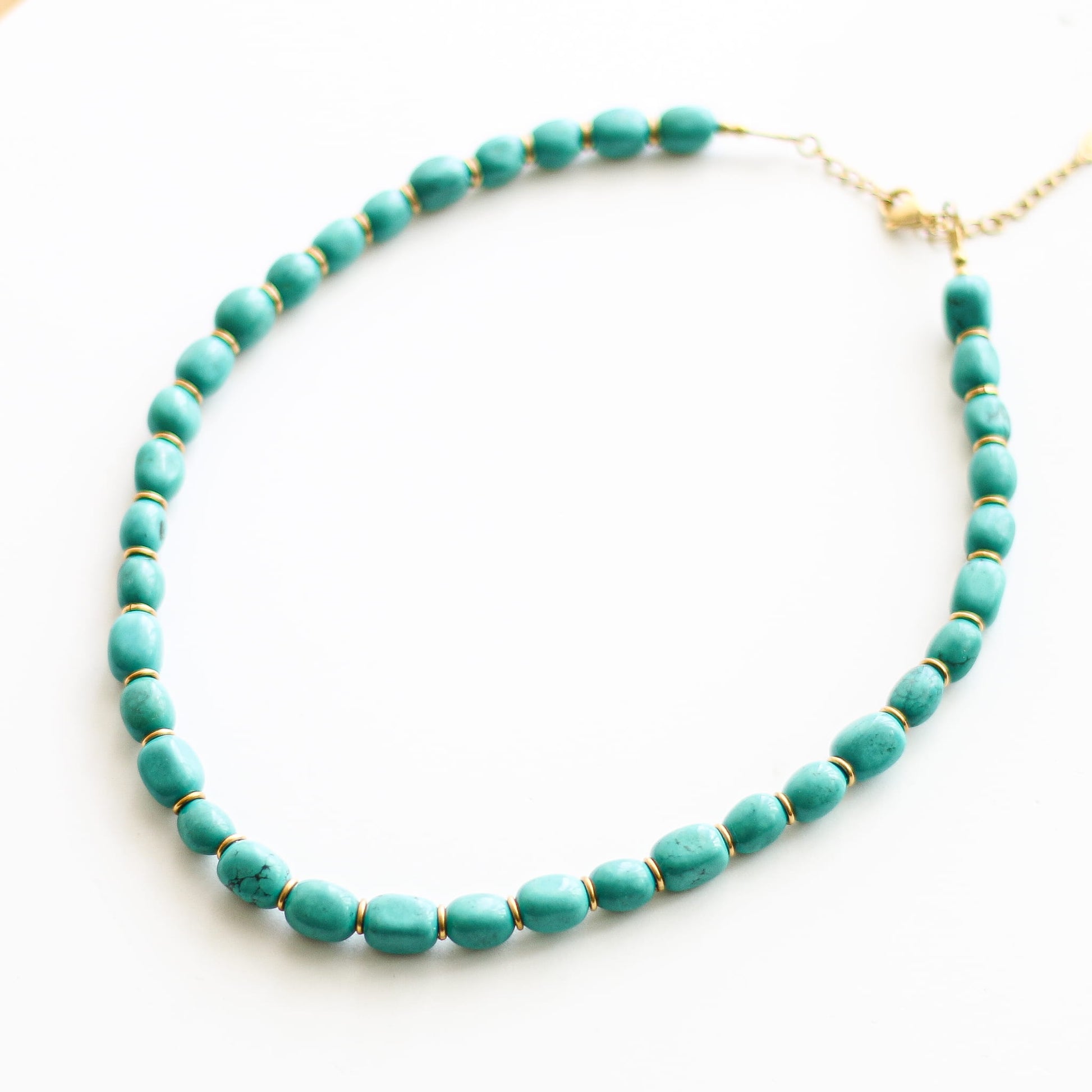 Collier en howlite, assemblé à la main.