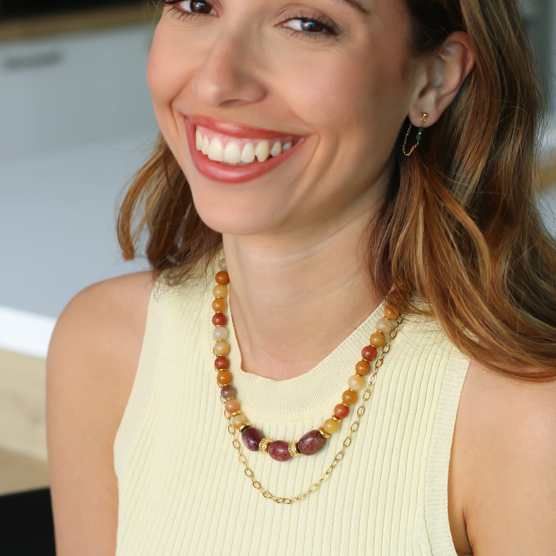 Collier Sunshine Jade Jaune, détail de la chaîne dorée, Mahny bijoux pierre fine.