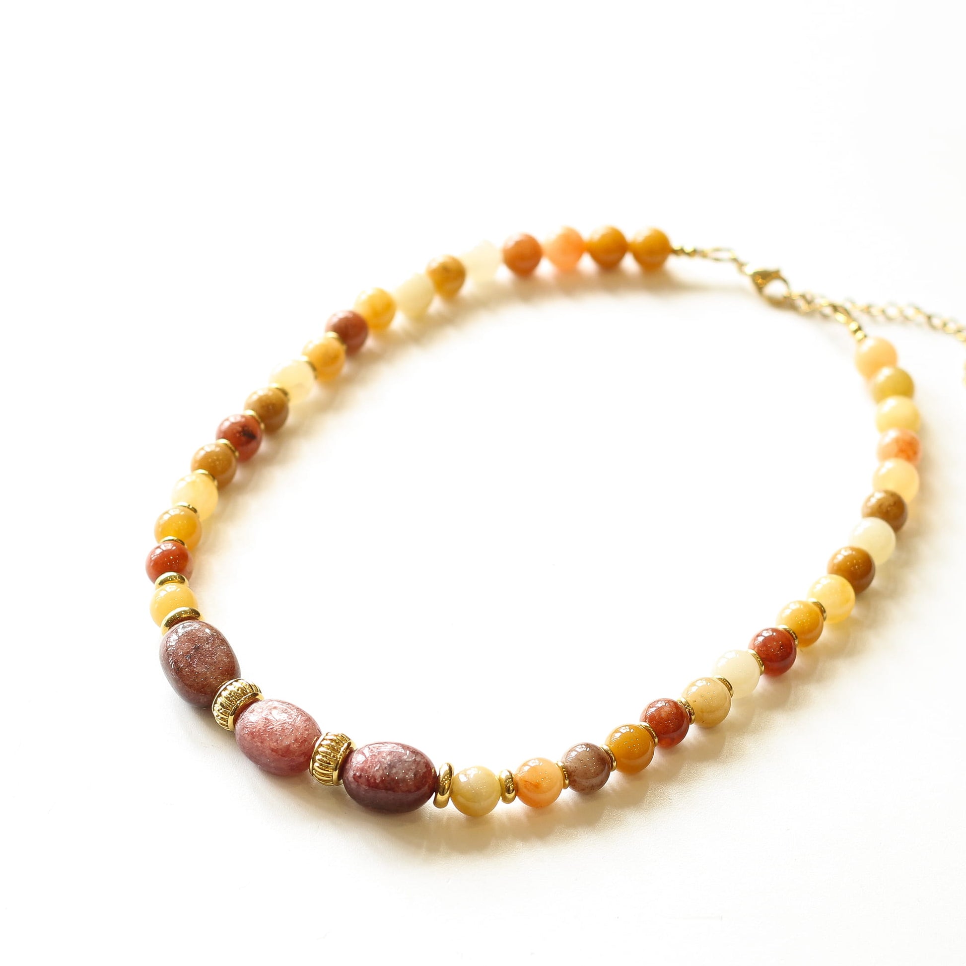 Collier Sunshine Jade Jaune, gros plan sur la pierre, pierre véritable, signé Mahny.