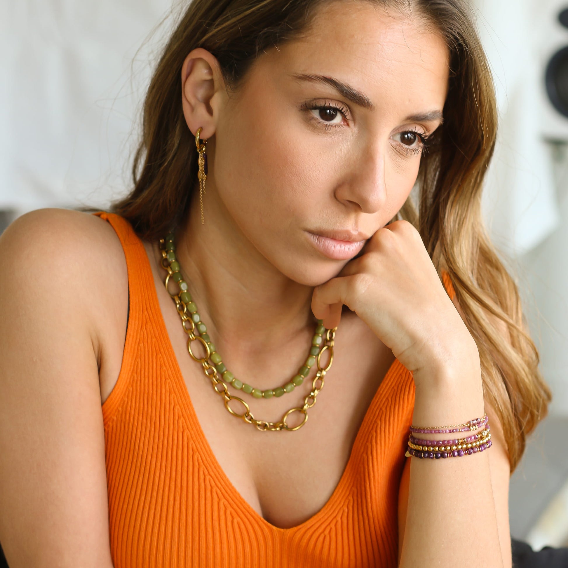 Collier chaîne Jadéite Olive modulable, gros plan sur la pierre, Mahny pierres assemblées main, Paris.
