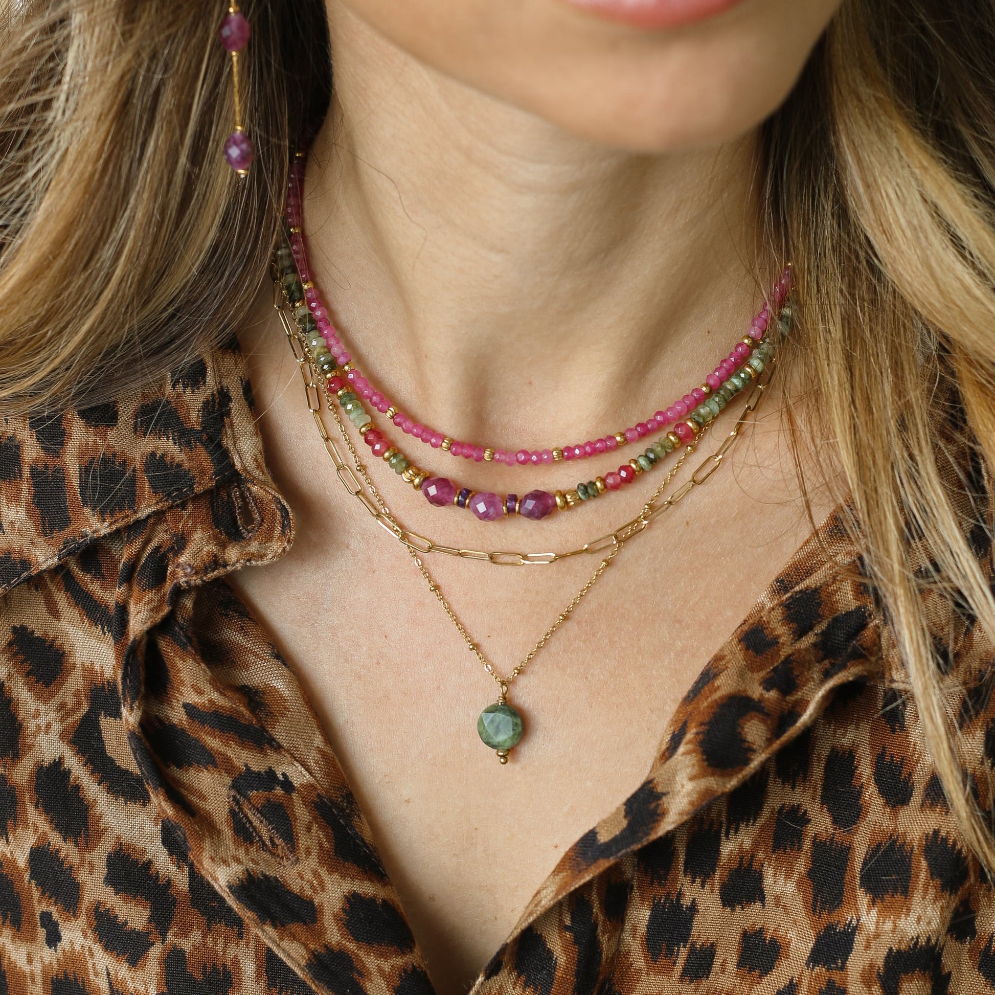 ce collier en Jadéite olive s'accorde avec le rose et doré