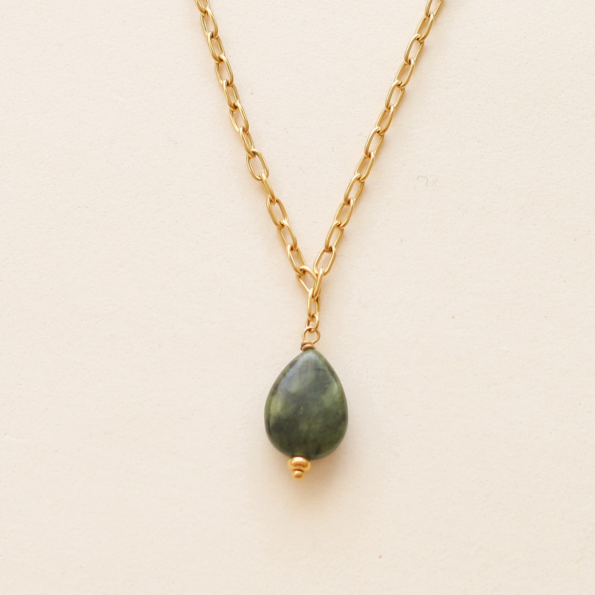 collier avec une pierre de Jadéite olive et une chaine dorée